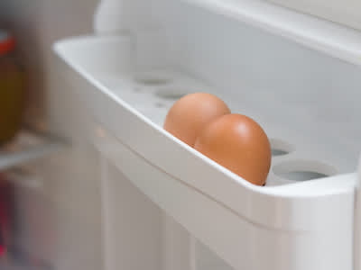 鸡蛋在冰箱门。