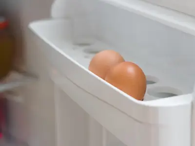 鸡蛋放在冰箱门上。