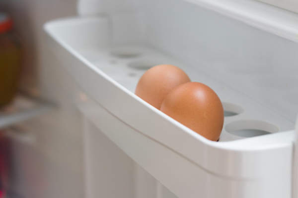 鸡蛋在冰箱门。