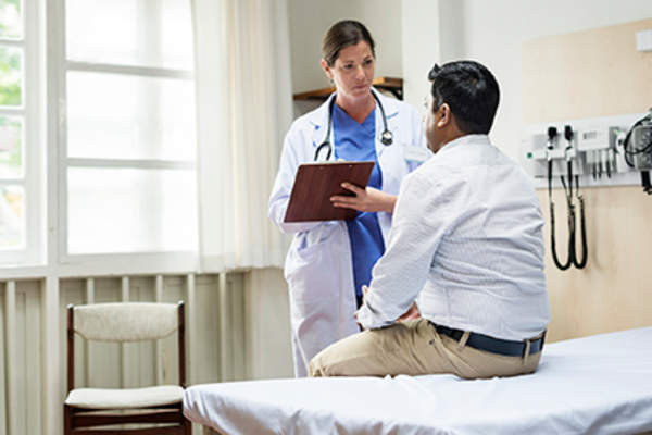 医生跟一个病人。