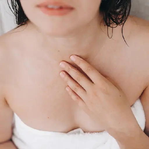 女人用毛巾摸着胸部