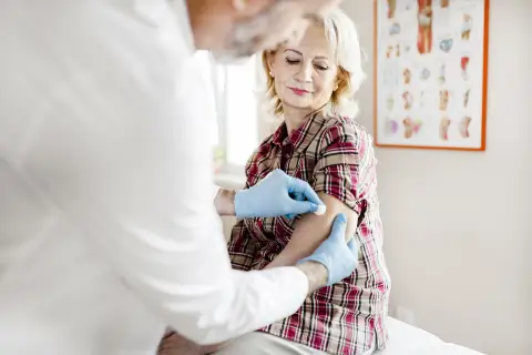 中年妇女接受疫苗接种