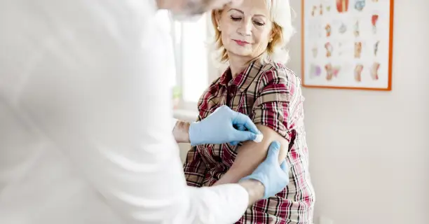 一个中年妇女正在接种疫苗