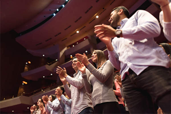 人们提供绩效后,在剧场起立鼓掌。