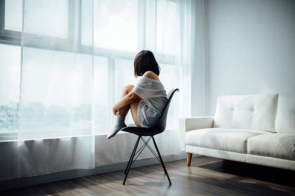 女人等待由窗口