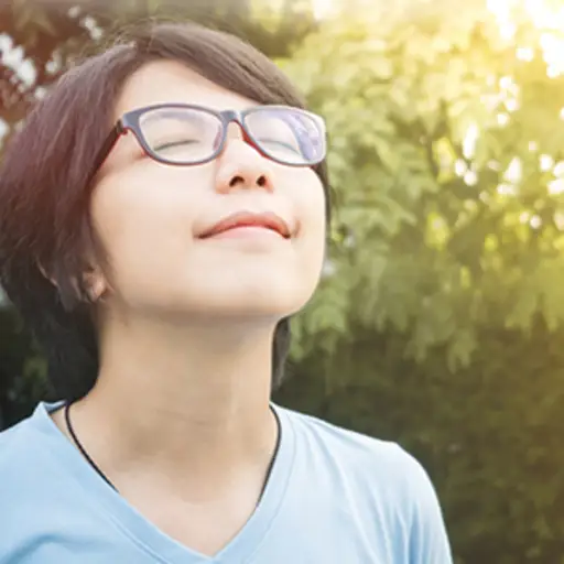 女孩在公园里深呼吸新鲜空气。