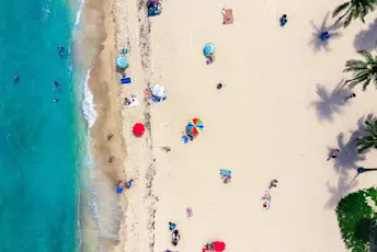 热带海滩鸟瞰图