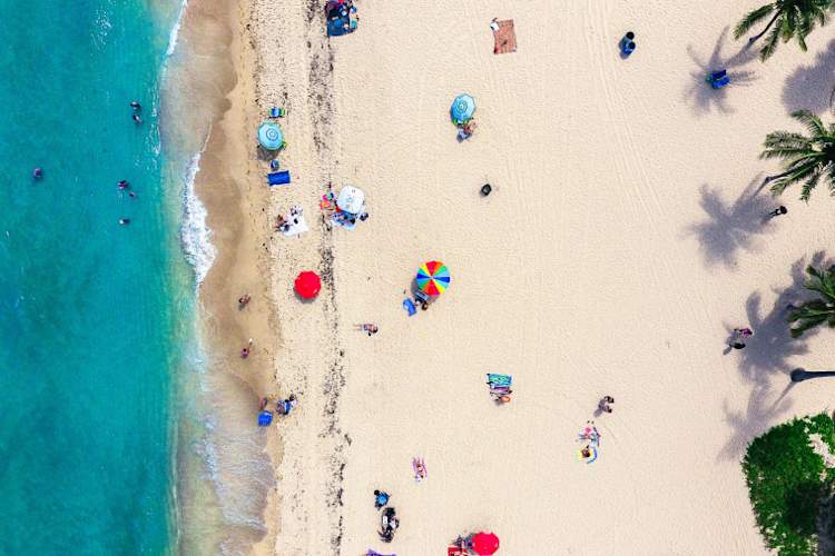 热带海滩的鸟瞰图