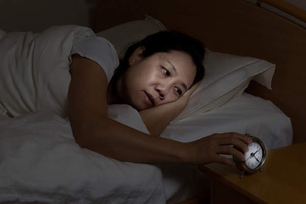 成熟的女人不安分的在晚上的时间