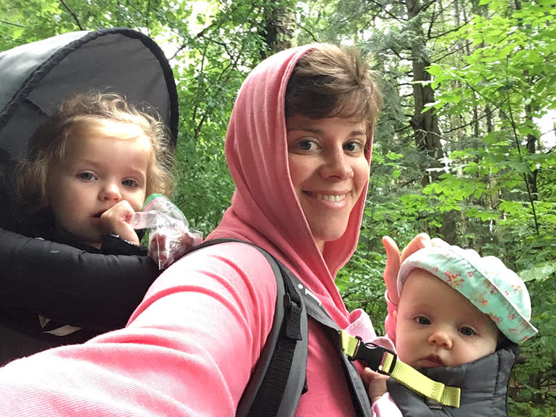 作家姜维埃拉侧接她的健康婴儿。