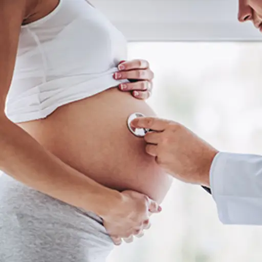 检查一名孕妇的医生。