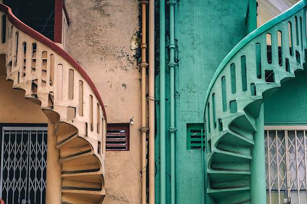 用不同的颜色镜像楼梯建设