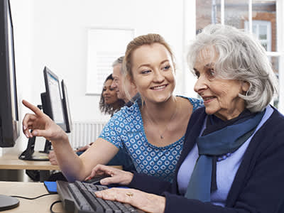 女人帮计算机上的高级女子中心。