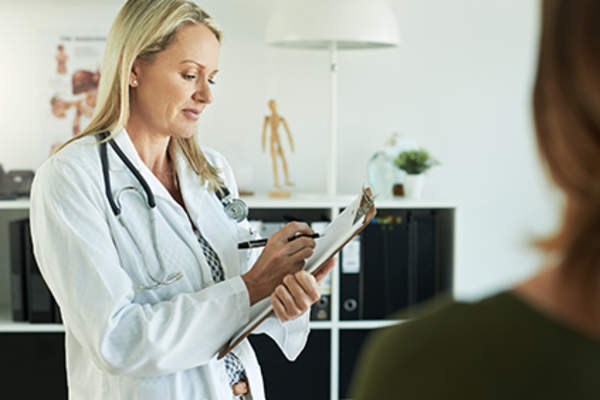 医生拿着剪贴板。