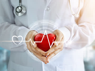 用听诊器和红色的心脏形状的手图标心跳医生。