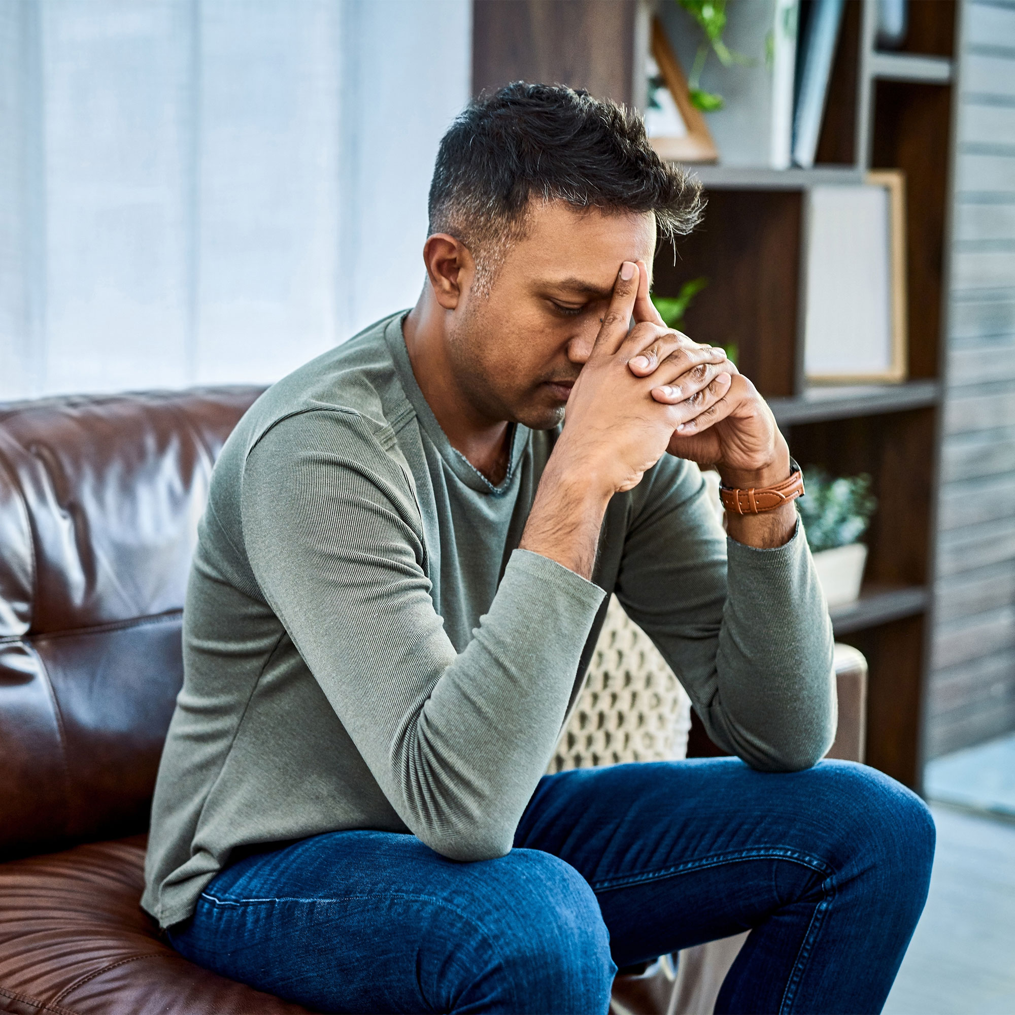 一个男人摸他的前额