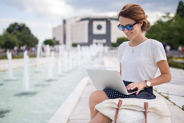 女人使用笔记本电脑。