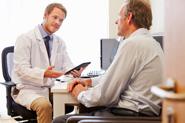 男人在和医生说话。