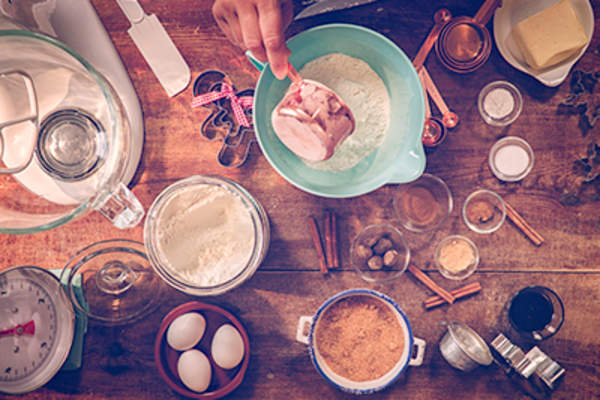 烘焙原料和餐具。