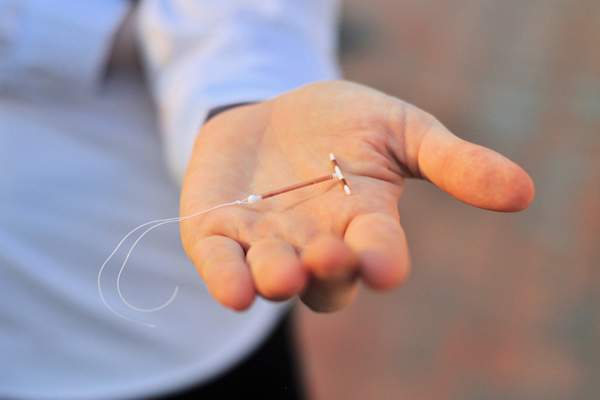 妇女手中有IUD。