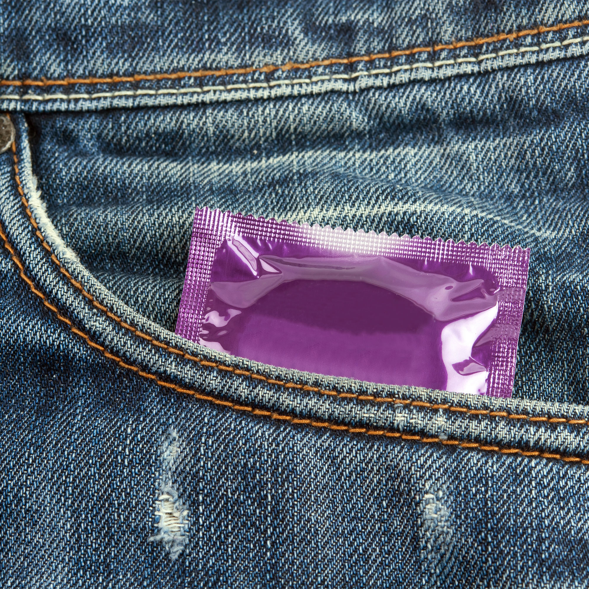 看到一个紫色的避孕套在牛仔裤的口袋里