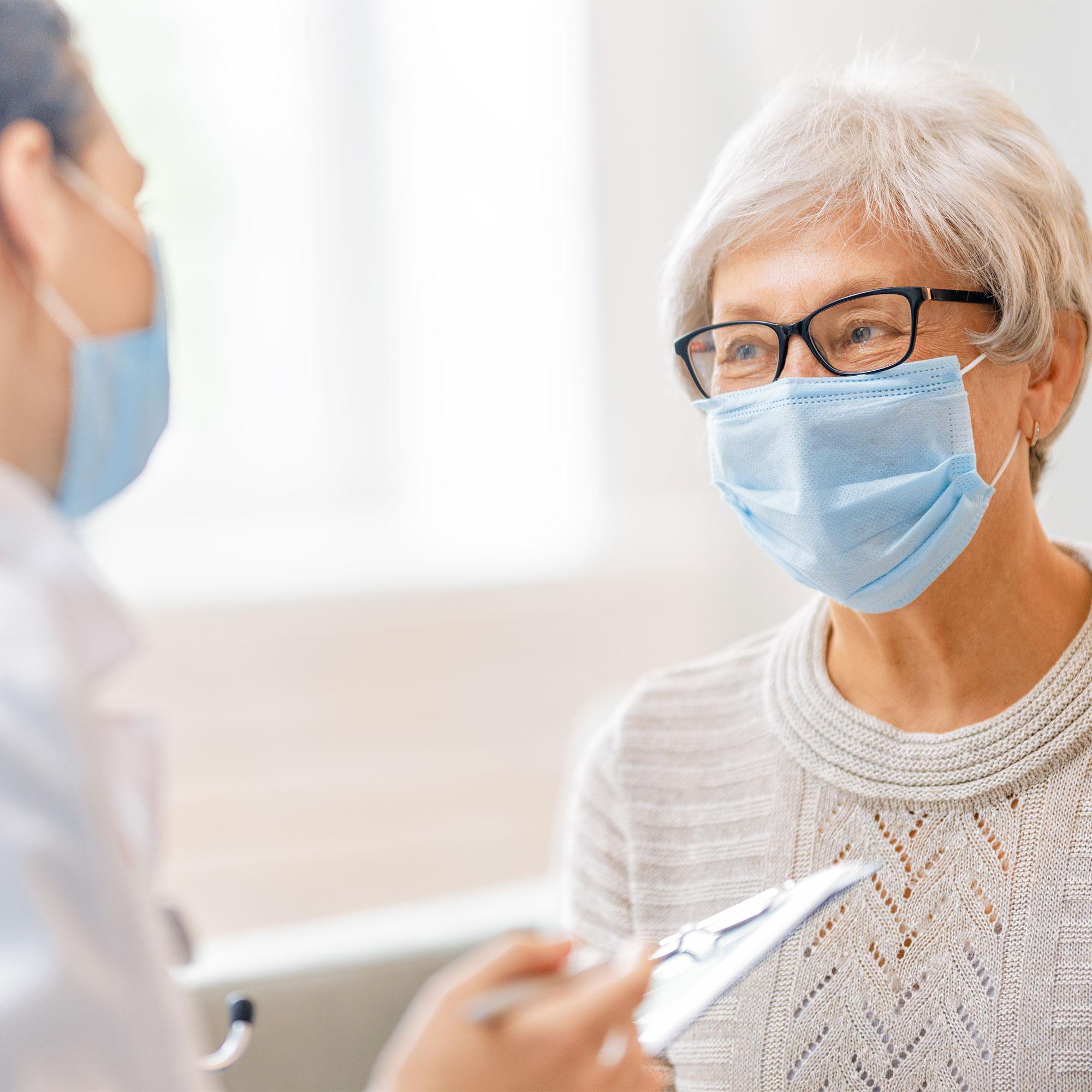 一个女人和她的医生说话