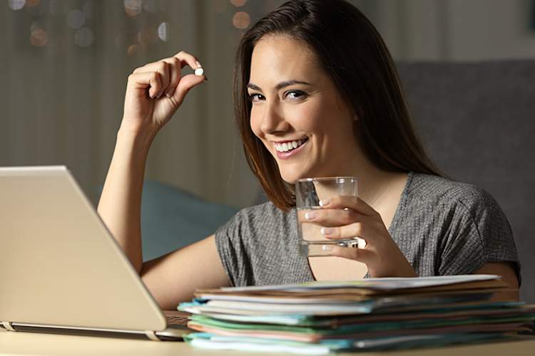 幸福的女人与药物治疗。