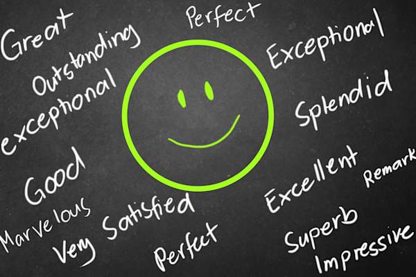 被赞美形容词包围的笑脸