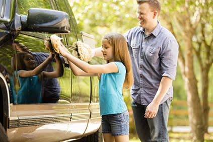父亲和女儿洗车。