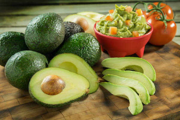 鳄梨和砧板用新鲜的鳄梨酱碗西红柿。