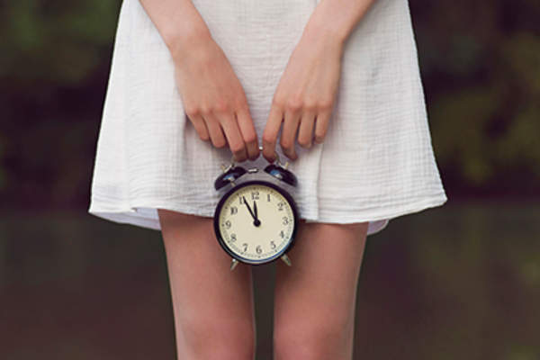 拿着钟的女人。