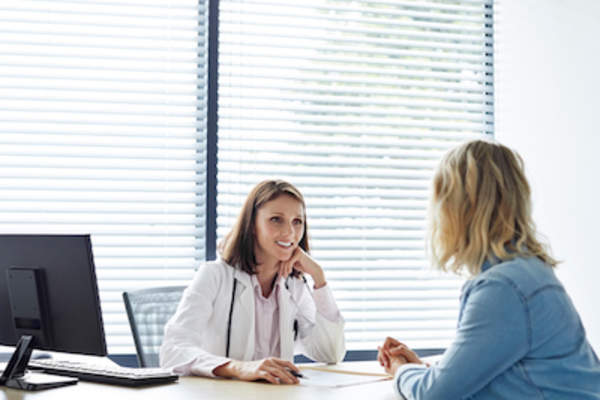 病人和医生谈话。