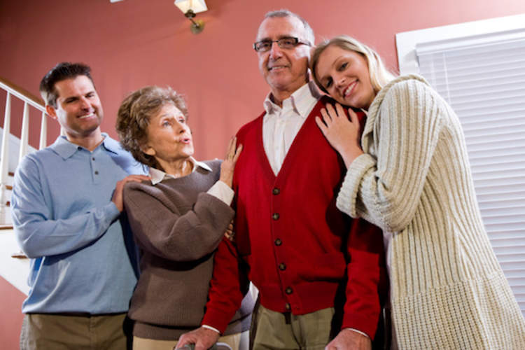 有成年子女的年迈父母。