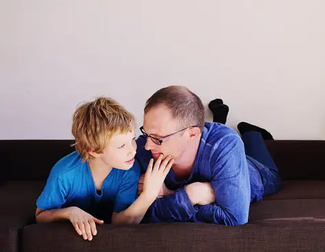 父亲和儿子一起玩自闭症图像