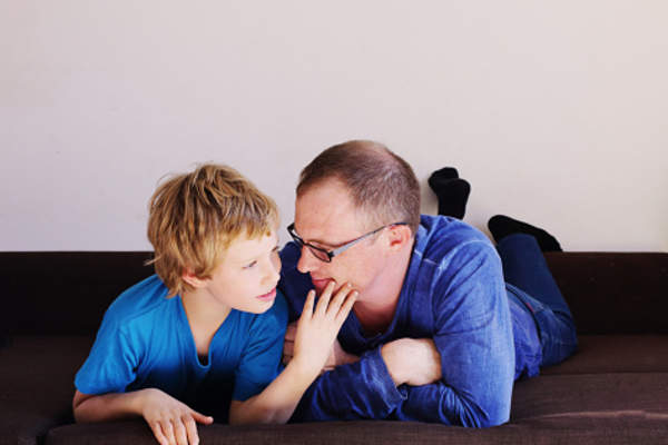 父亲的演奏与患有自闭症的儿子形象