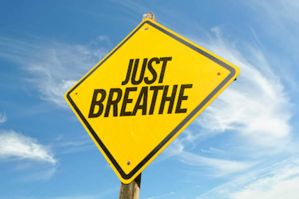 黄色钻石路的标牌上写着“呼吸”。