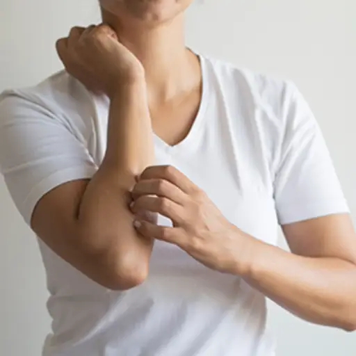 男人在胳膊上挠皮肤。