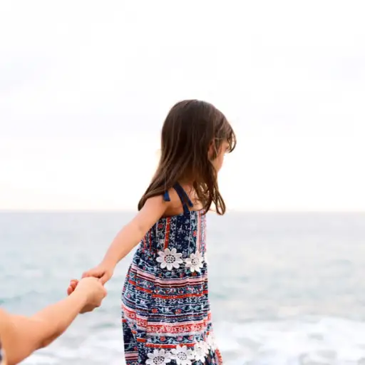 握手的母亲和女儿，走往海洋的女儿