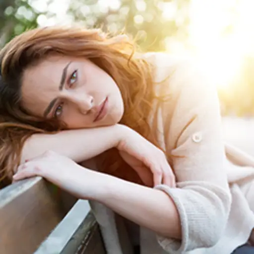 公园长凳上的不幸女人。