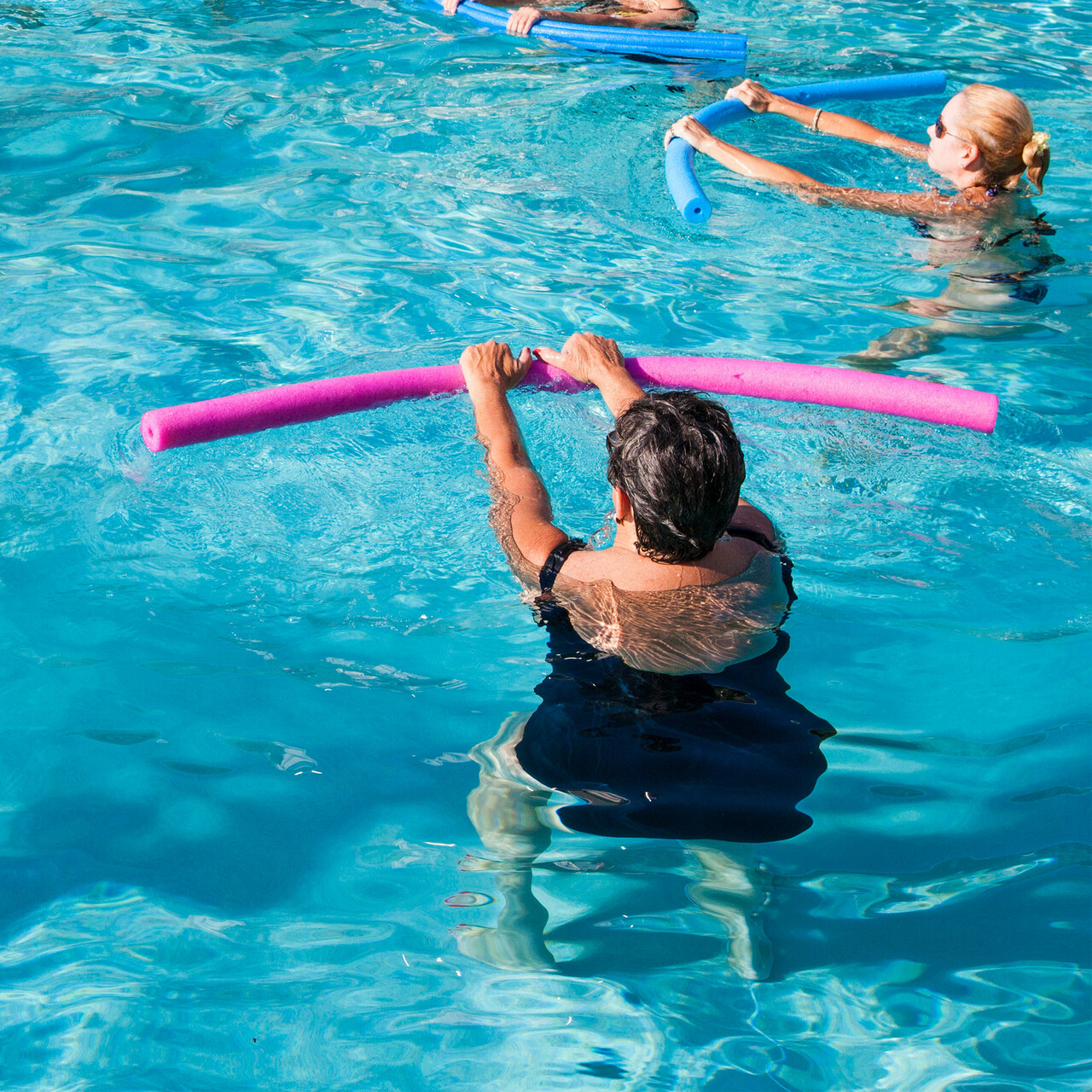 游泳池里的水上有氧运动课