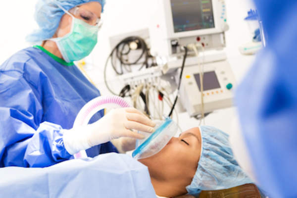 女病人被麻醉前手术镇静。