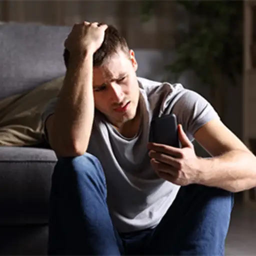 忧心忡忡的年轻人用智能手机查看社交媒体。