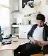 男人给自己注射肚子