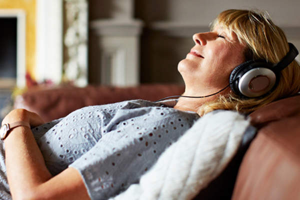 女人听音乐的形象