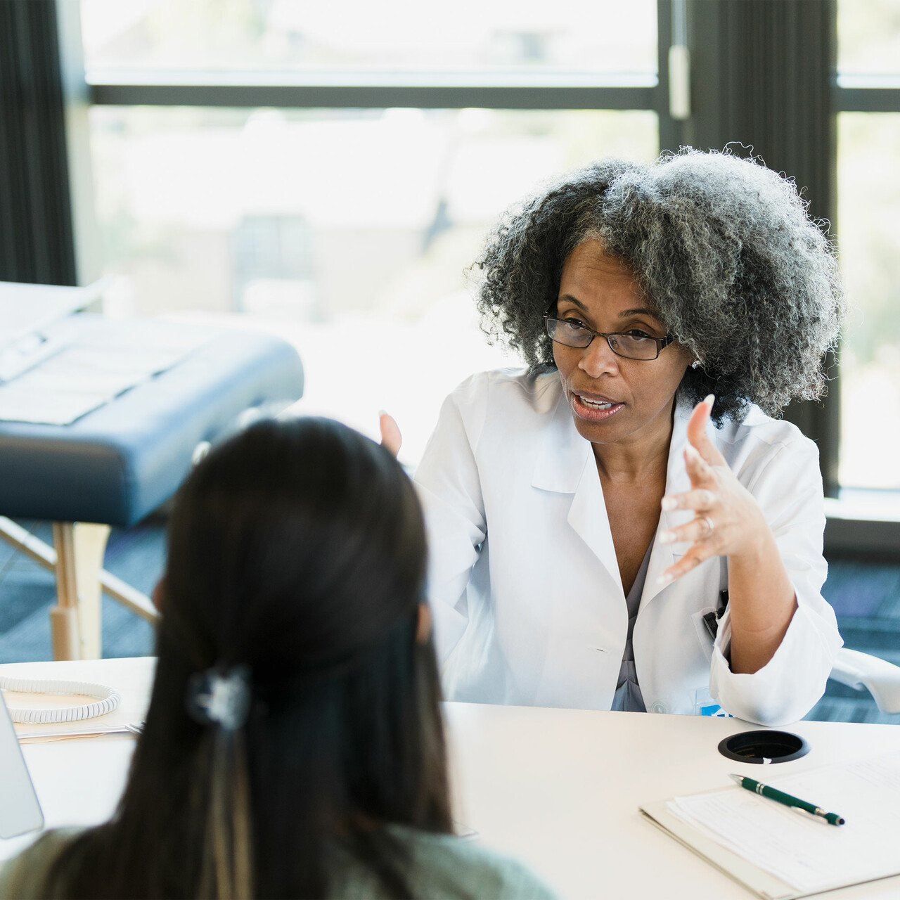 医生对女性患者说话
