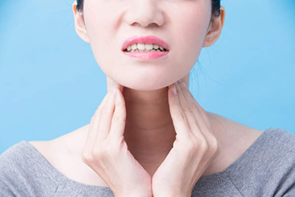 女人经历了甲状腺功能亢进症爆发。