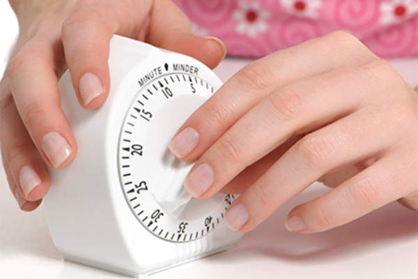 设置定时器的女人。