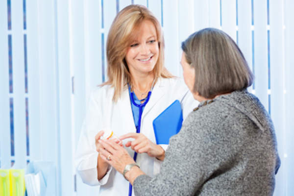 微笑的医生和中年妇女病人。