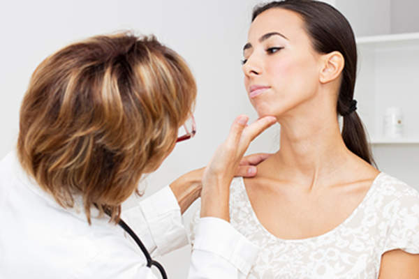 有甲状腺考试女人。