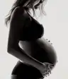孕妇抱着肚子的黑白图像